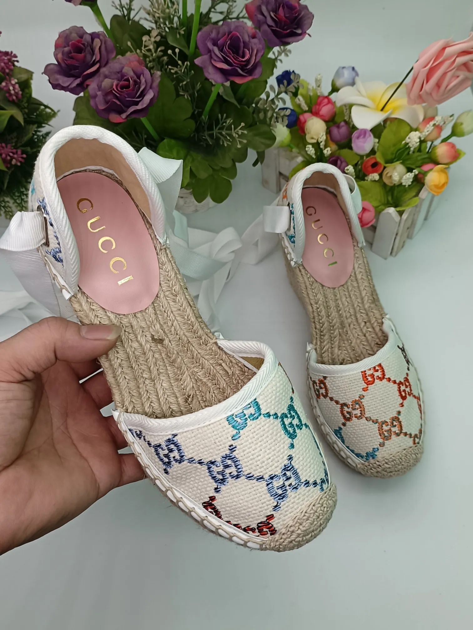 👟👟Ex-factory price 440👟👟 GUCCI wedge fisherman sandals, thick-soled straw, high-end quality, fabric: double G fabric, electric embroidery, lining: mixed sheepskin lining, yardage: 35～42, color: pure white. Dear new and old customers, the picture has been updated, please transfer the image to change. The upgraded version of the wedge heel currently has more than 40 colors. Transfer the image to sell.